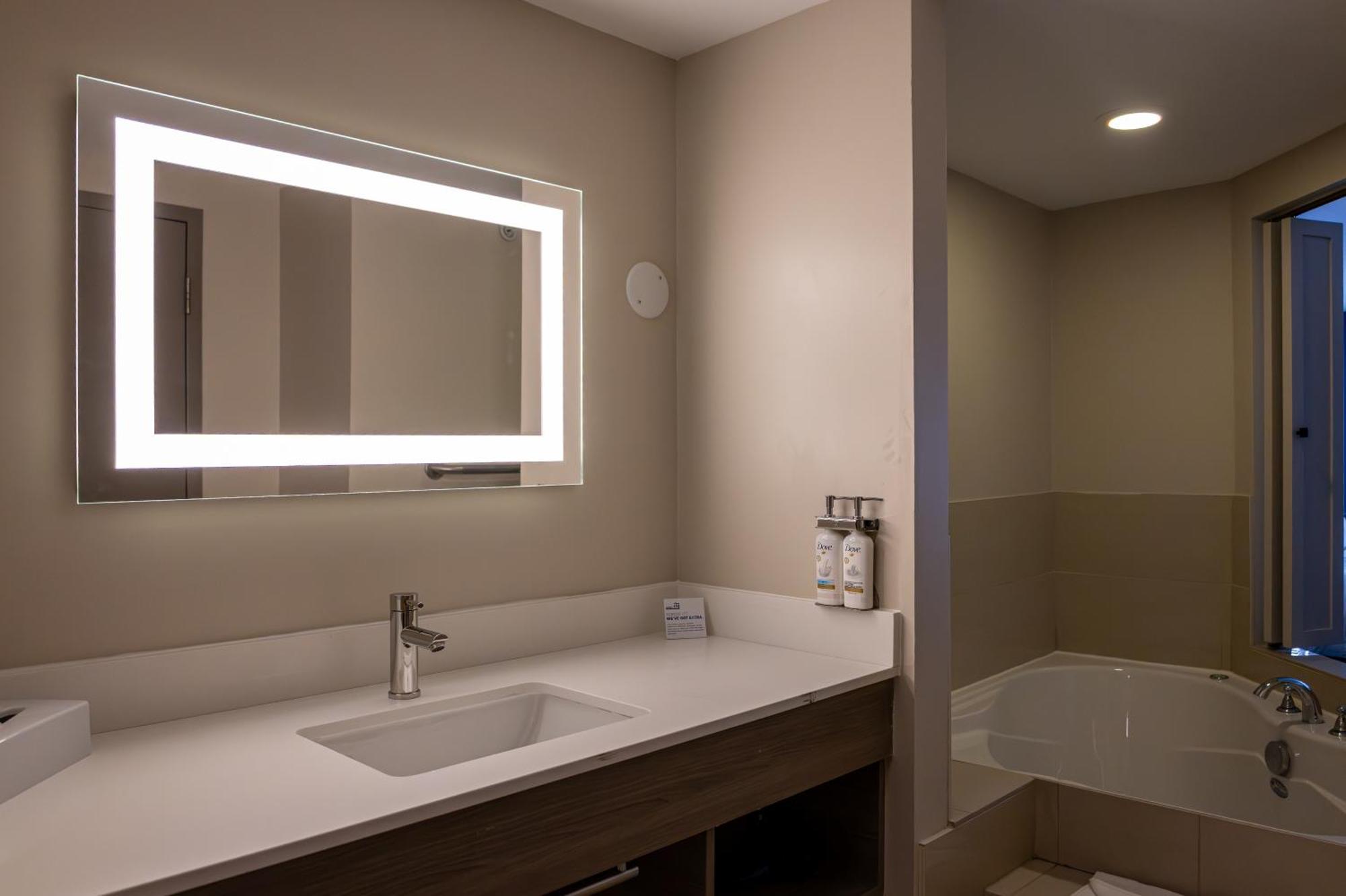 Holiday Inn Express Hotel & Suites Brockville By Ihg Exterior photo