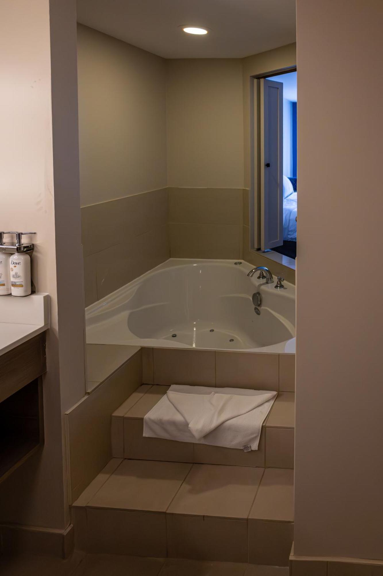 Holiday Inn Express Hotel & Suites Brockville By Ihg Exterior photo